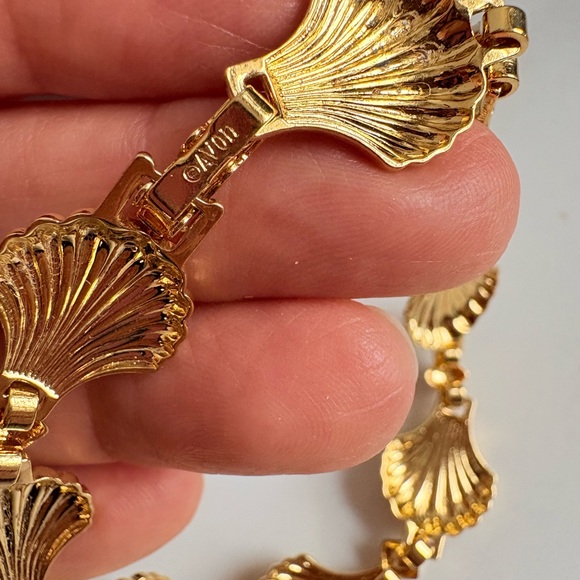 Vintage Avon Seashell Bracelet & Clip Earrings Set Gold Pearl Accent NIB 351 - Picture 7 of 16